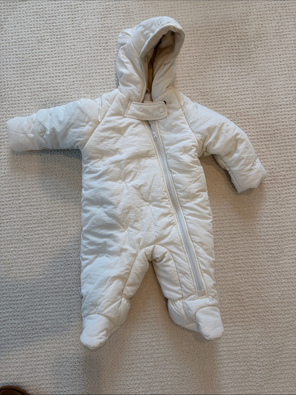 Classic White Hooded Infant Footed One-Piece Snowsuit bébé